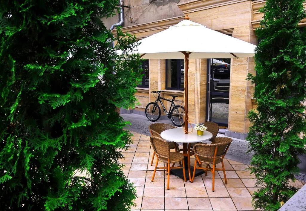 Retro Hostel & Tours Yerevan Exterior photo
